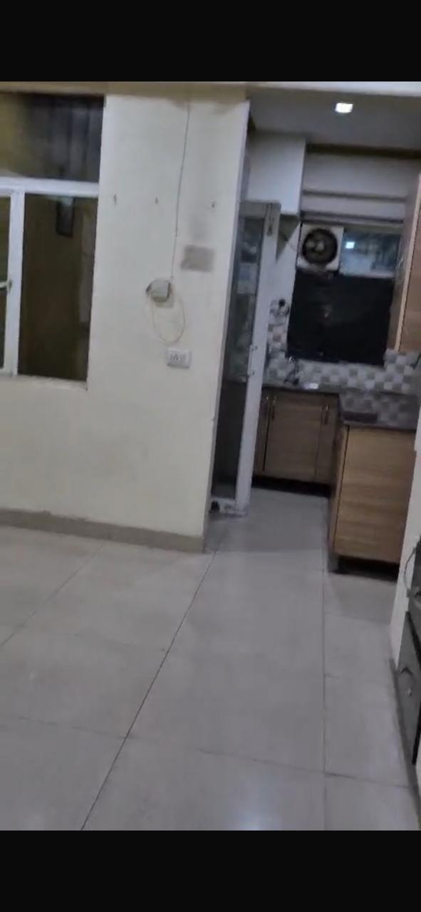 10th Avenue : 1BHK Semi Furnished Flat For Sell in Gaur City 2, Noida Extension