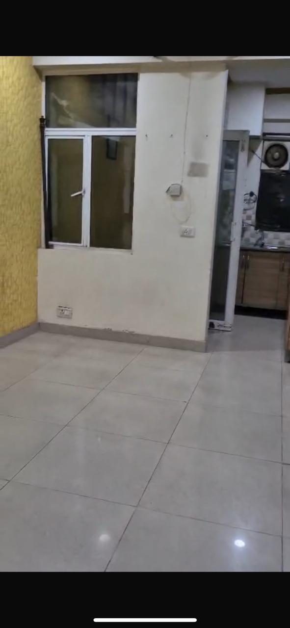 10th Avenue : 1BHK Semi Furnished Flat For Sell in Gaur City 2, Noida Extension