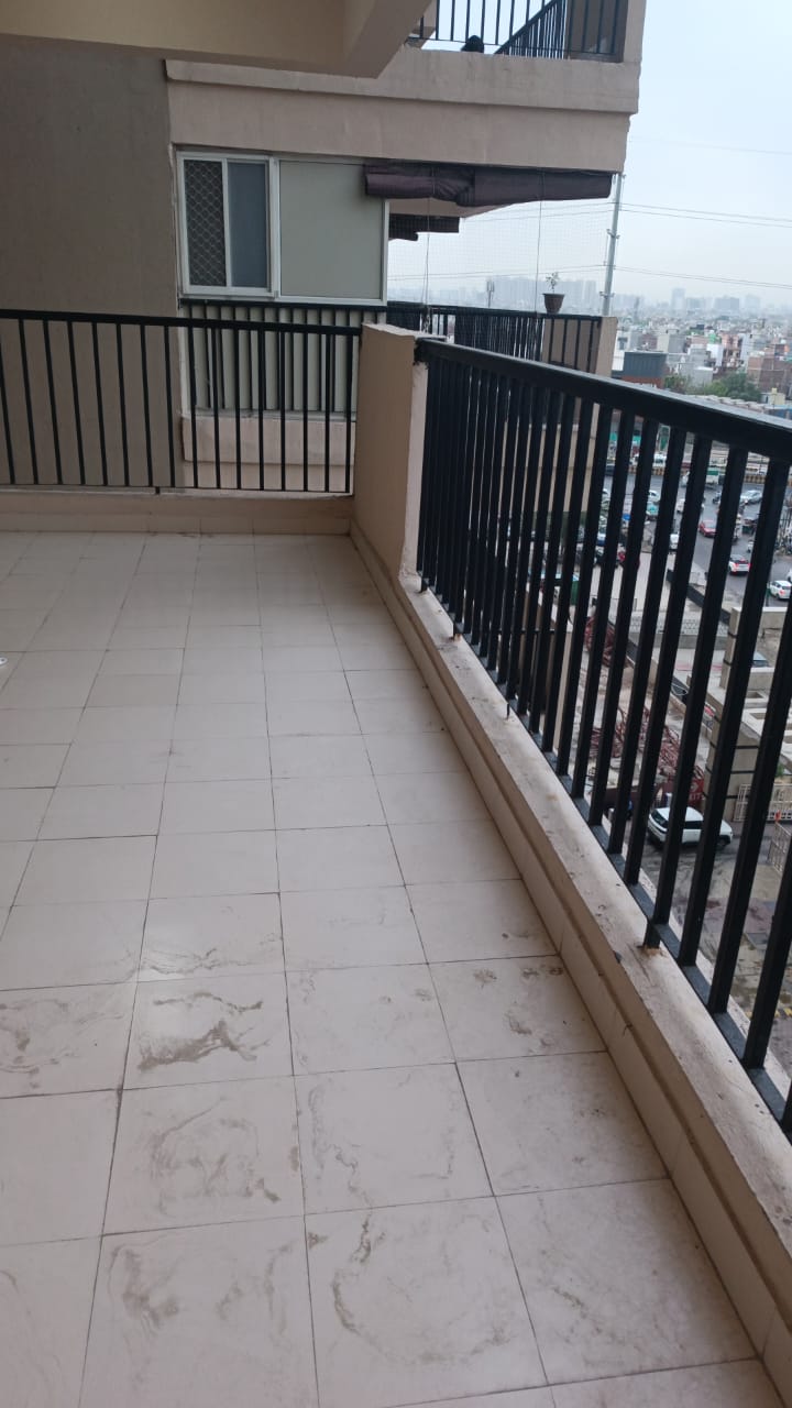 14th Avenue : 3 BHK Semi Furnished flat for rent in Gaur city 2, Noida Extension