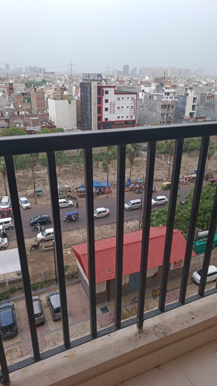 14th Avenue : 3 BHK Semi Furnished flat for rent in Gaur city 2, Noida Extension 