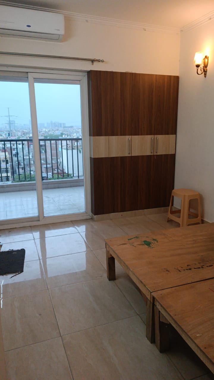 14th Avenue : 3 BHK Semi Furnished flat for rent in Gaur city 2, Noida Extension