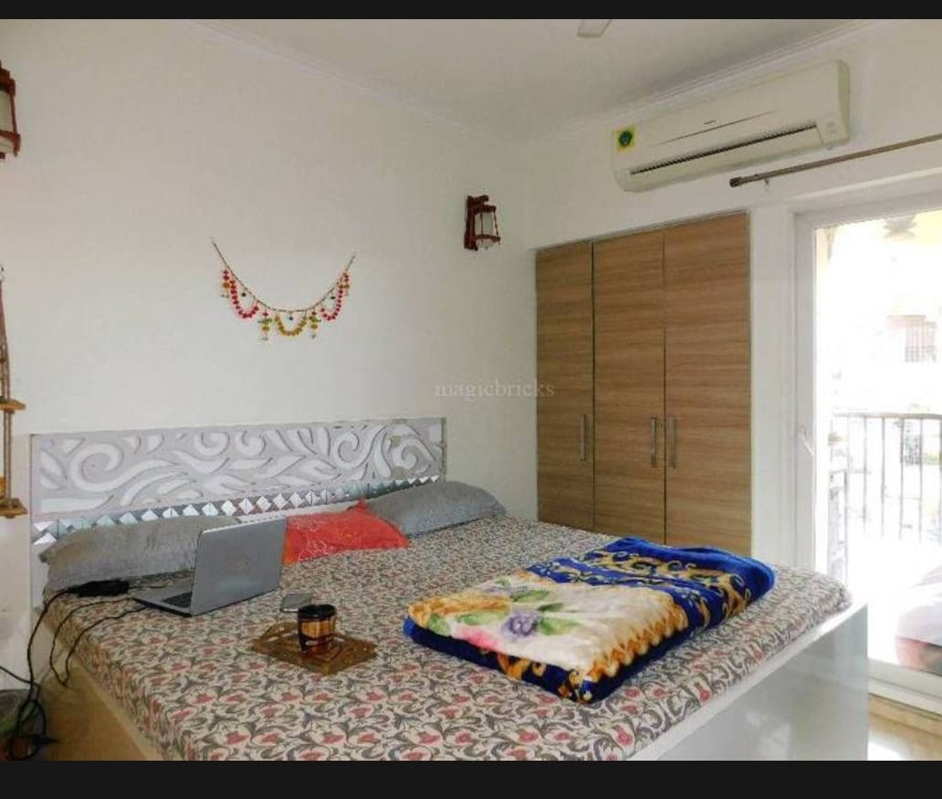 14th Avenue : 3 BHK Semi Furnished Flat for sale in Gaur City 2, Noida Extension