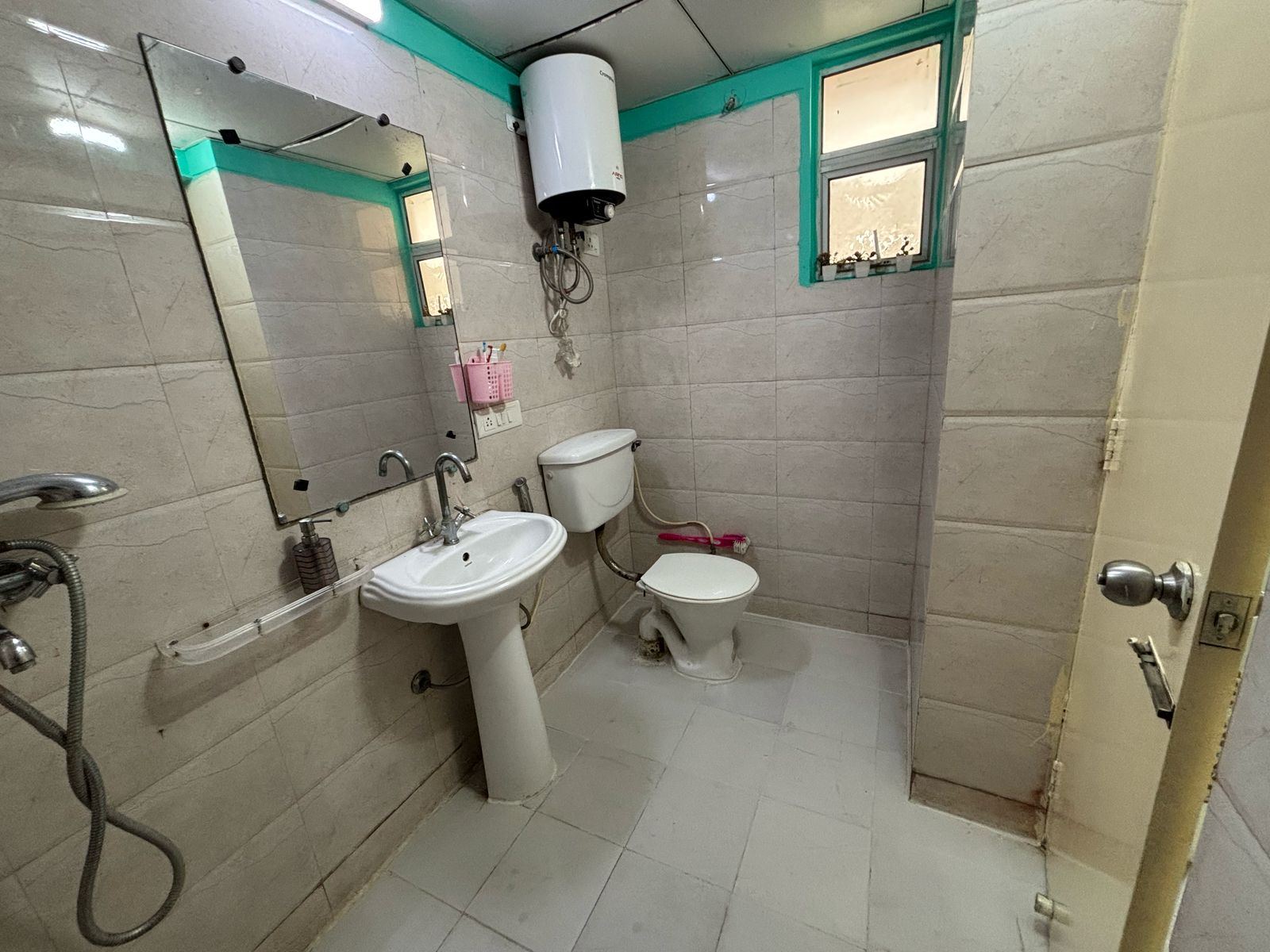 6th Avenue : 3BHK Fully Furnished Flat For Rent in Gaur City 2, Noida Extension 