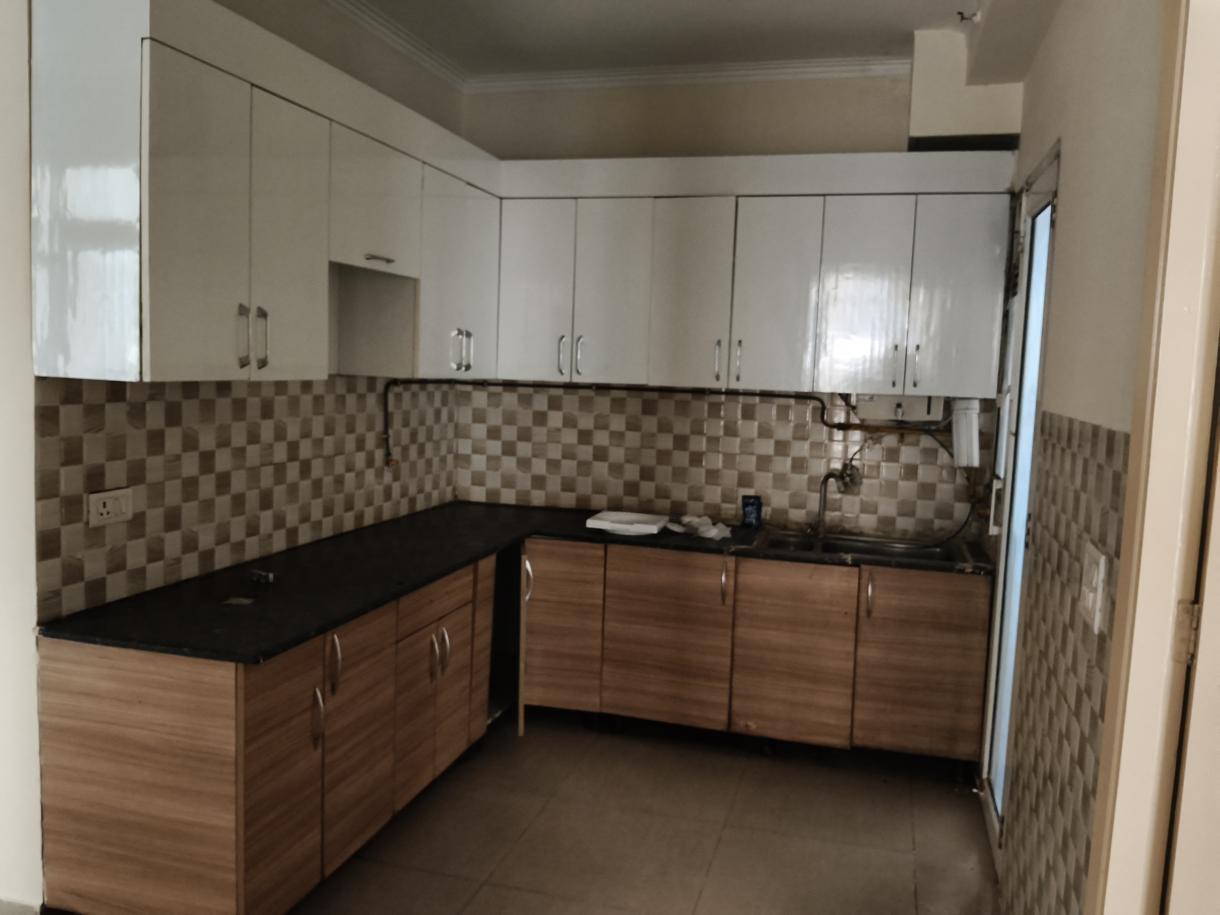 1st Avenue : 3BHK Semi Furnished Flat For Sell in Gaur City  1, Noida Extesion 