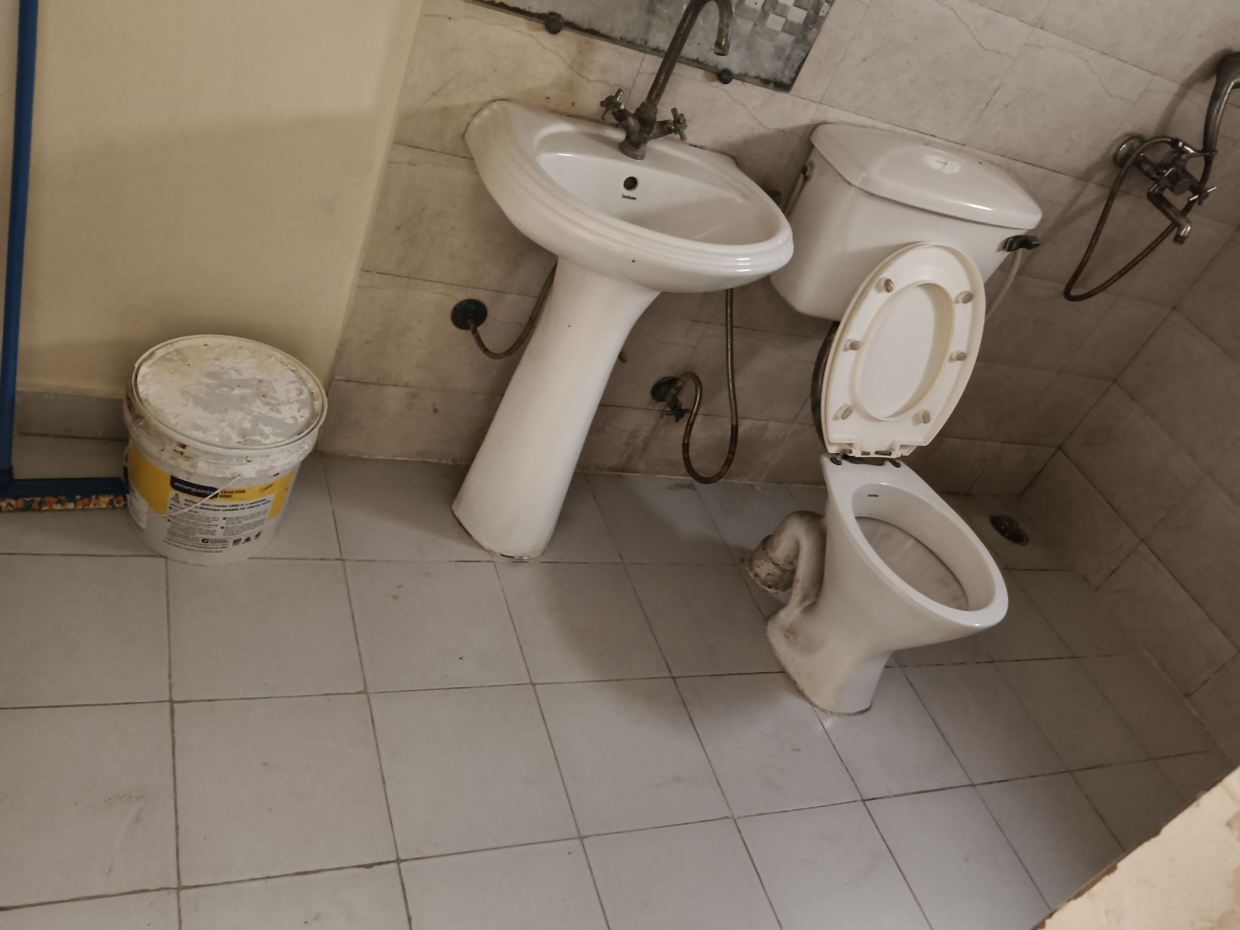 1st Avenue : 3BHK Semi Furnished Flat For Sell in Gaur City  1, Noida Extesion