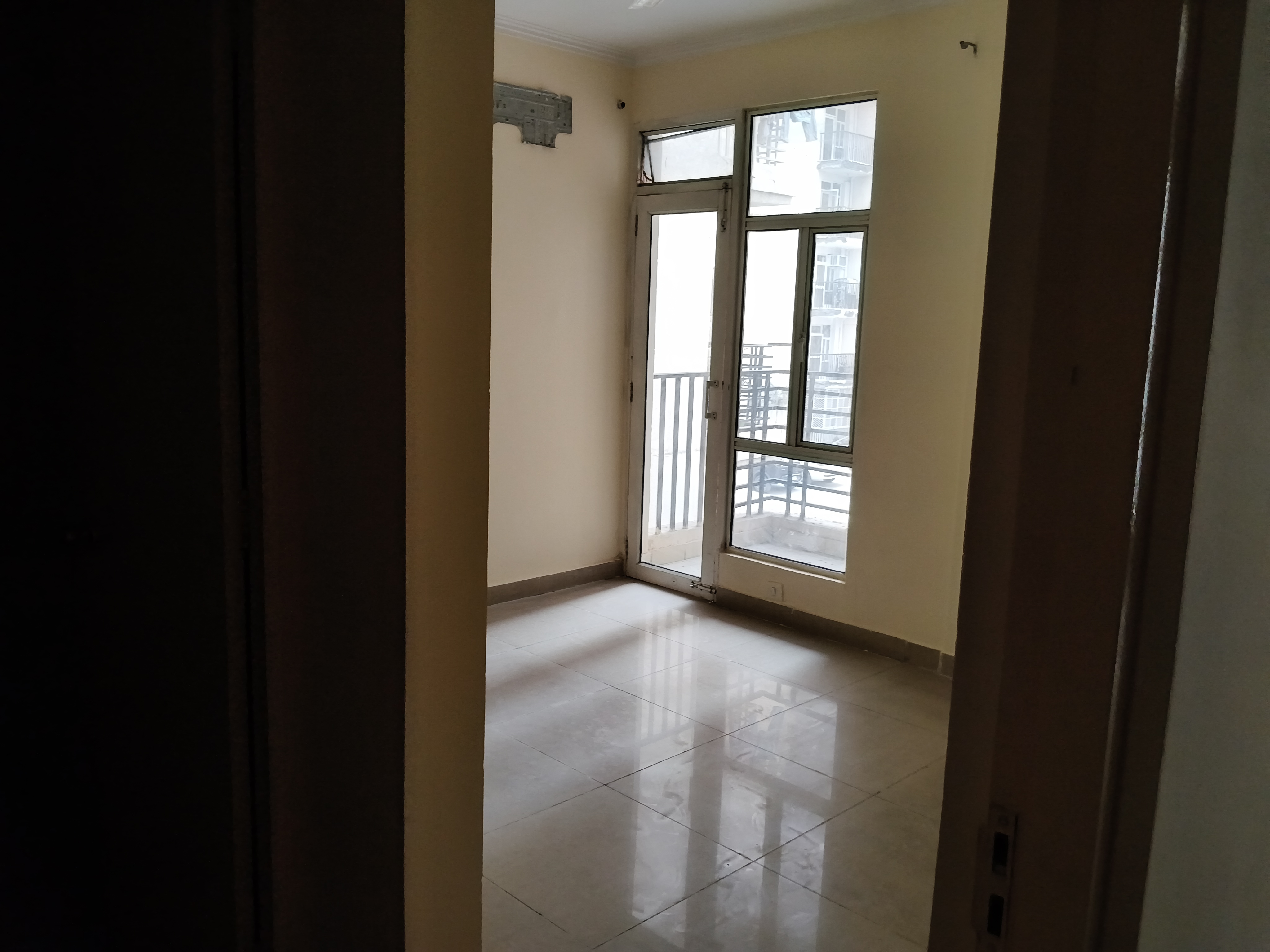 1st Avenue : 3BHK Semi Furnished Flat For Sell in Gaur City  1, Noida Extesion