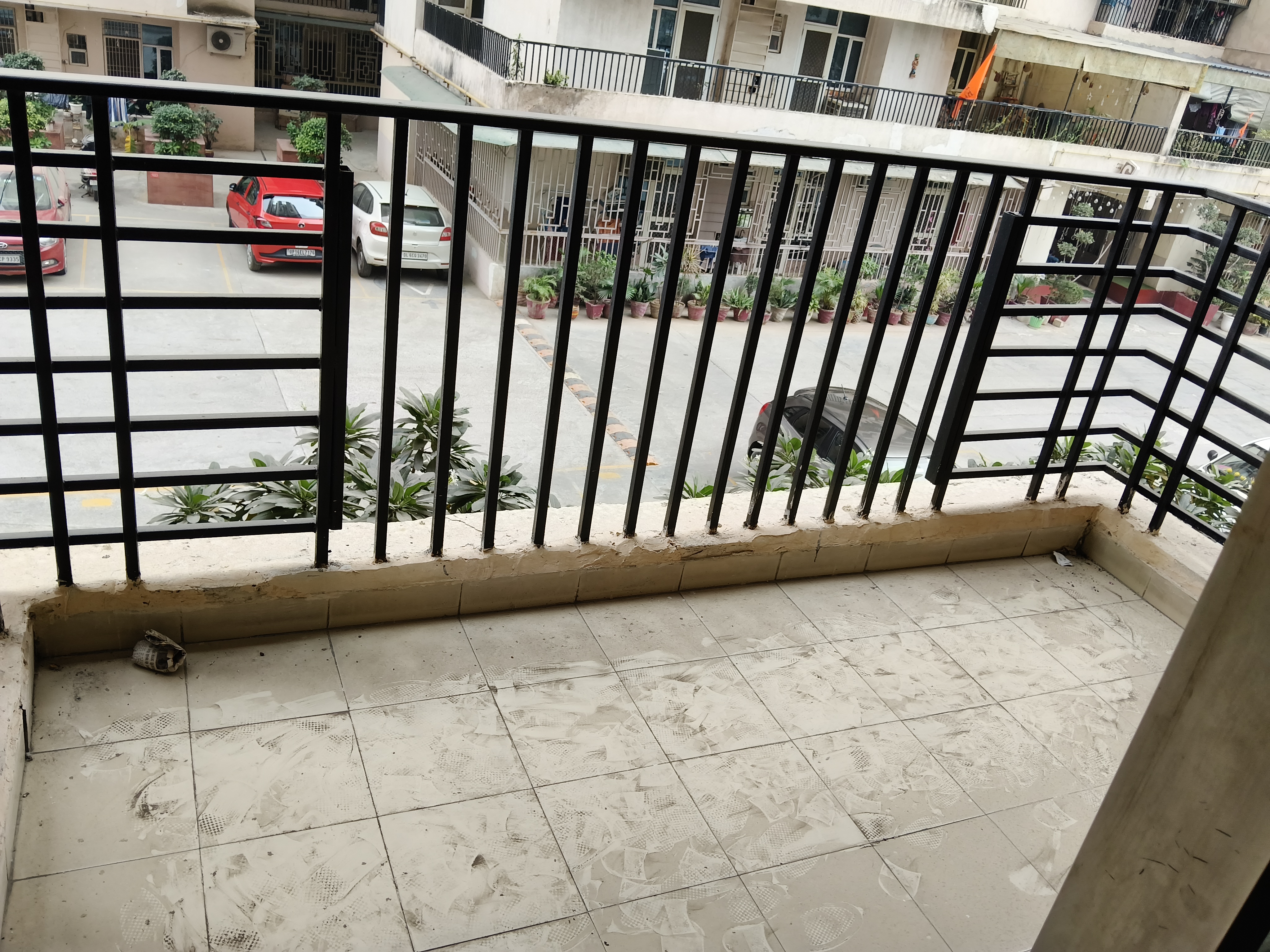 1st Avenue : 3BHK Semi Furnished Flat For Sell in Gaur City  1, Noida Extesion