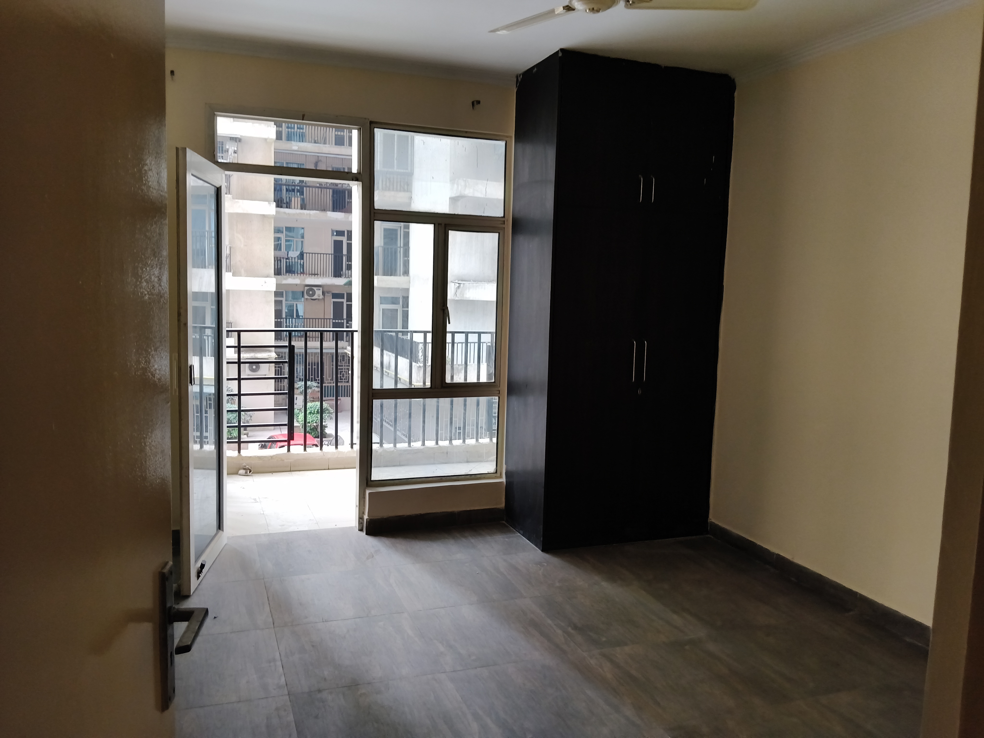 1st Avenue : 3BHK Semi Furnished Flat For Sell in Gaur City  1, Noida Extesion