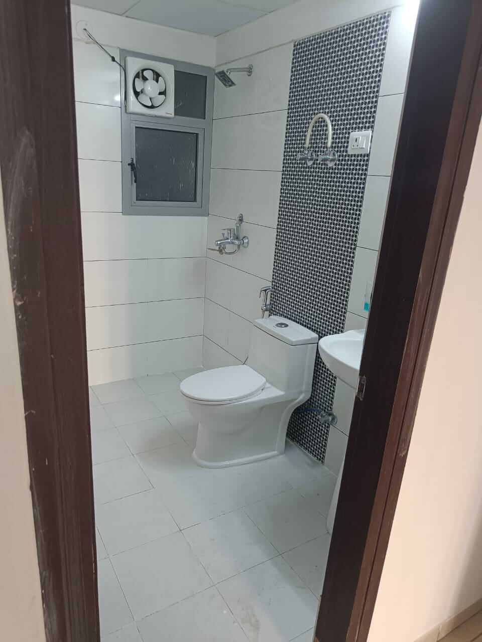 5th Avenue: 2 BHK Flat for sale in Gaur City 1, Noida Extension