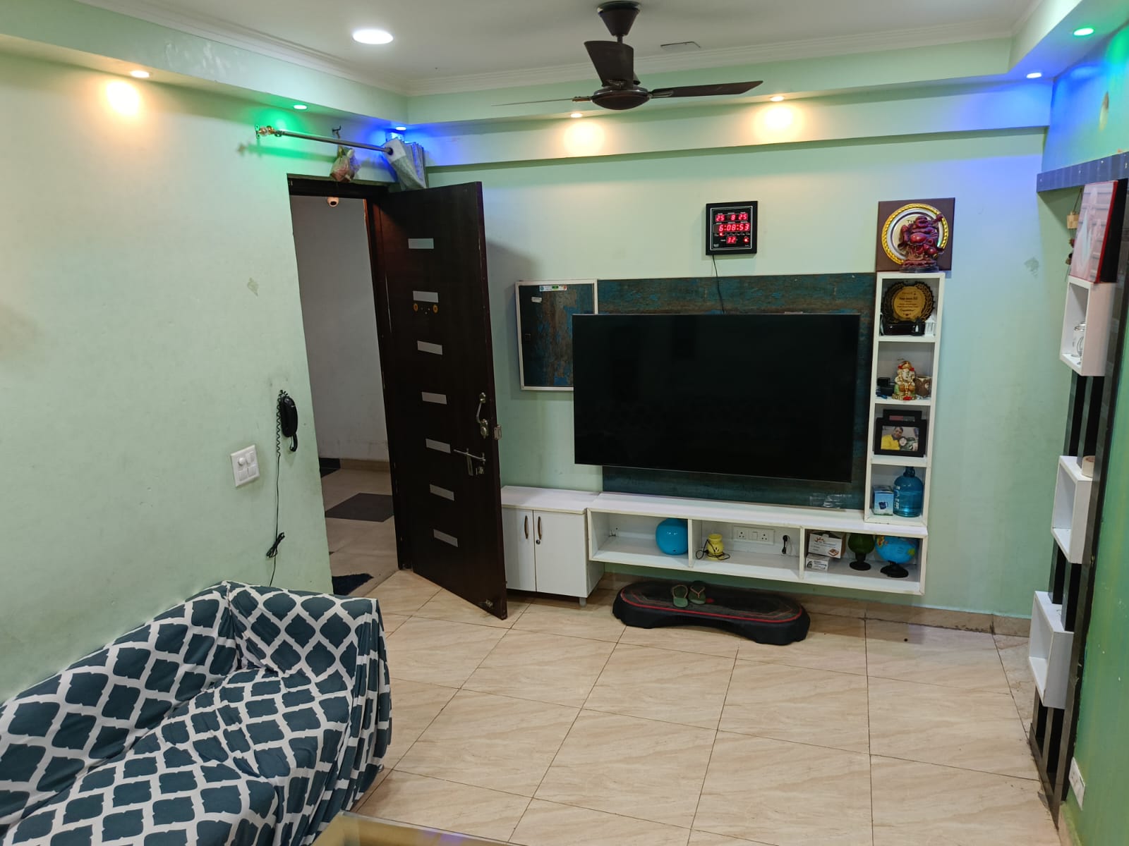 7th Avenue : 2BHK Semi Furnished Flat For Sell in Gaur City  1, Noida Extesion