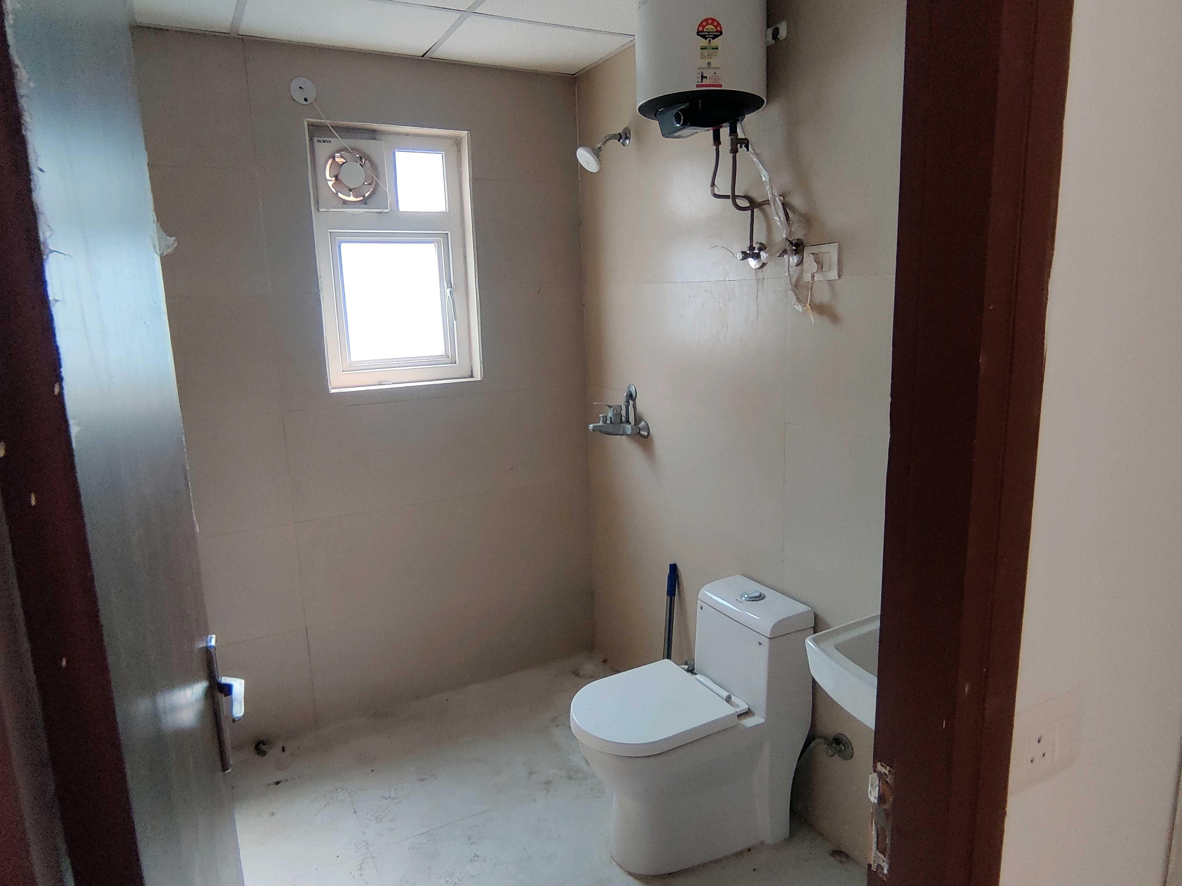 Ace Divino : 3 BHK Semi Furnished Flat for rent in sector 1, Noida Extension 