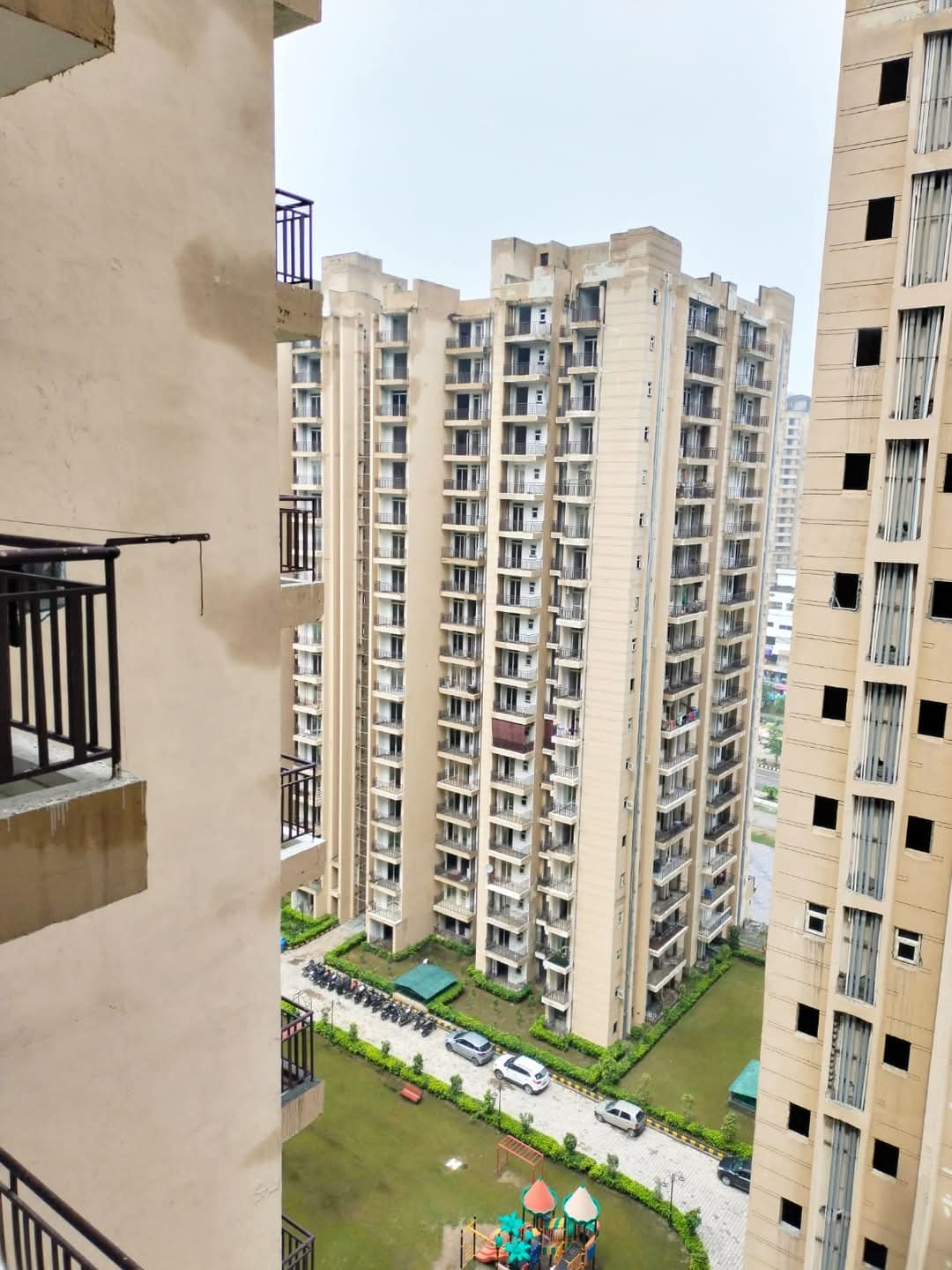 Aims Green Avenue : 2 BHK Semi Furnished flat for rent in Sector 4, Noida Extension 