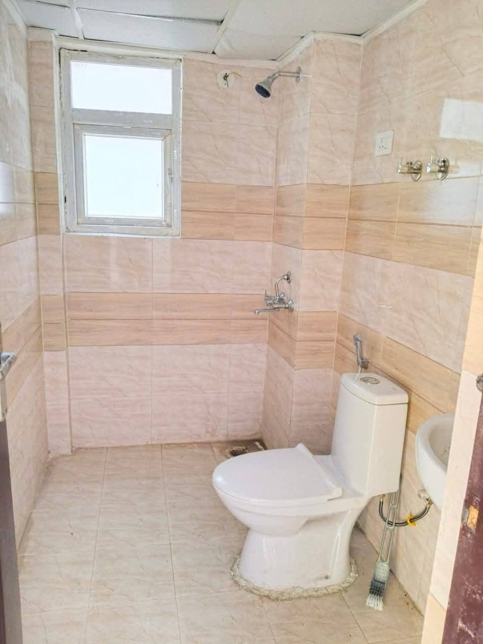 Aims Green Avenue : 2 BHK Semi Furnished flat for rent in Sector 4, Noida Extension