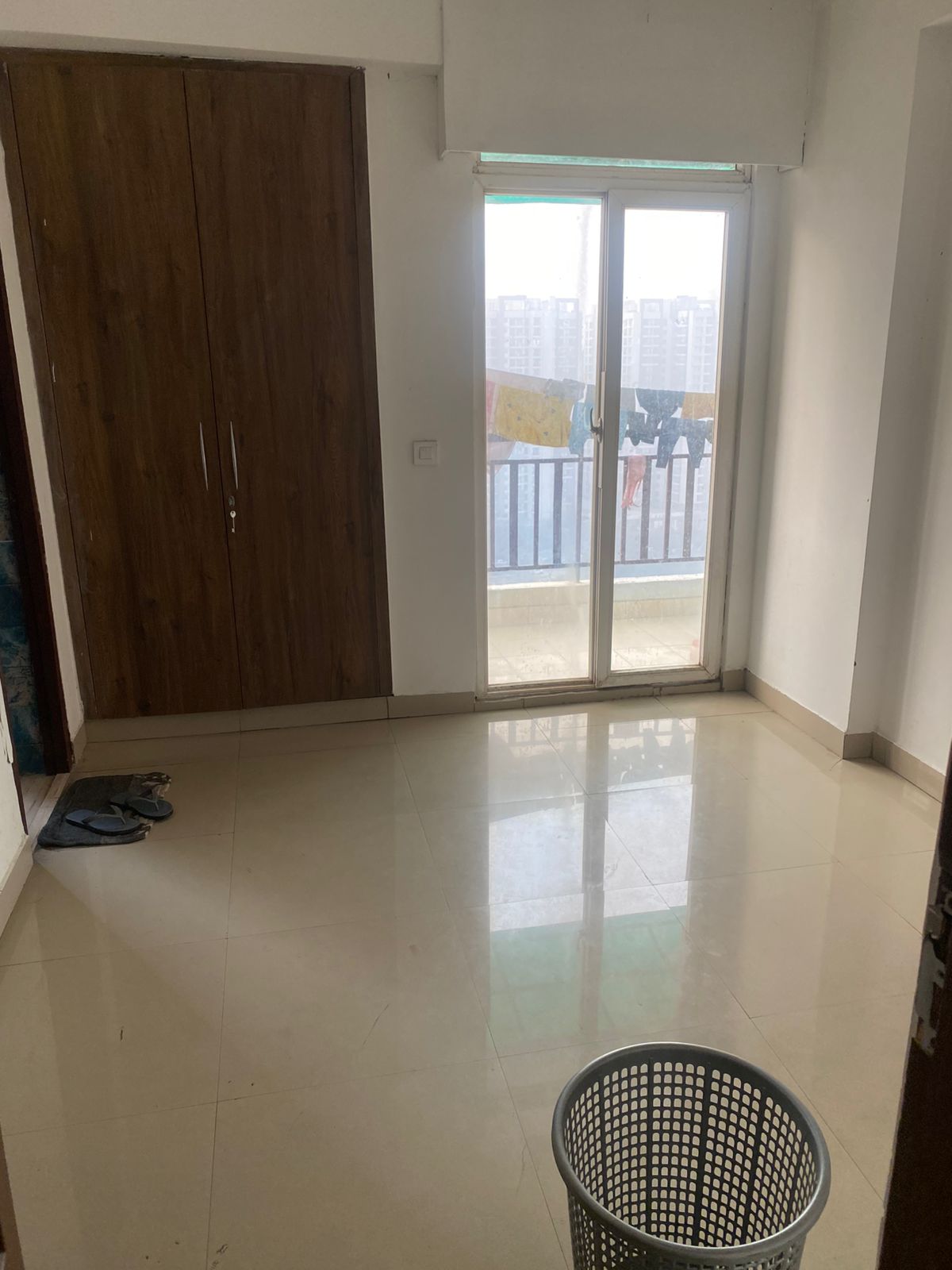 Aims Green Avenue : 3BHK Semi Furnished Flat For Rent in Sector 4, Noida Extension