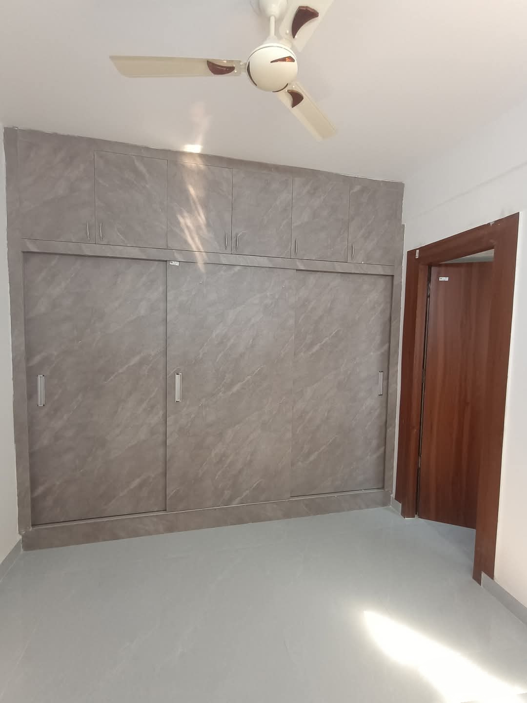 Aims Green Avenue : 3 BHK Semi Furnished Flat for rent in Sector 4, Noida Extension