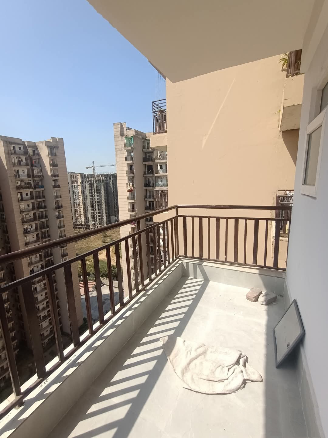 Aims Green Avenue : 3 BHK Semi Furnished Flat for rent in Sector 4, Noida Extension