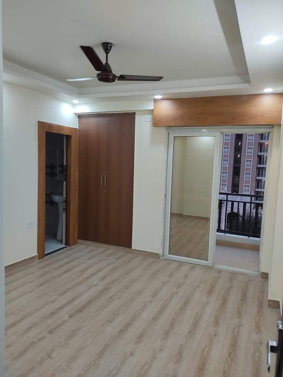 Aims Green Avenue : 3 BHK Semi Furnished Flat for rent in Sector 4, Noida Extension