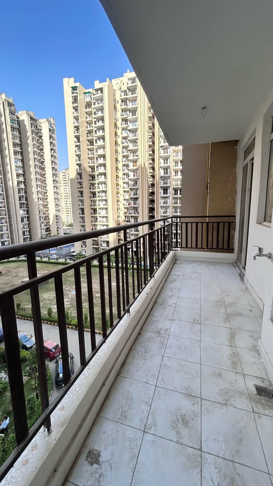 Aims Green Avenue : 3 BHK Semi Furnished Flat for sale in Sector 4, Noida Extension