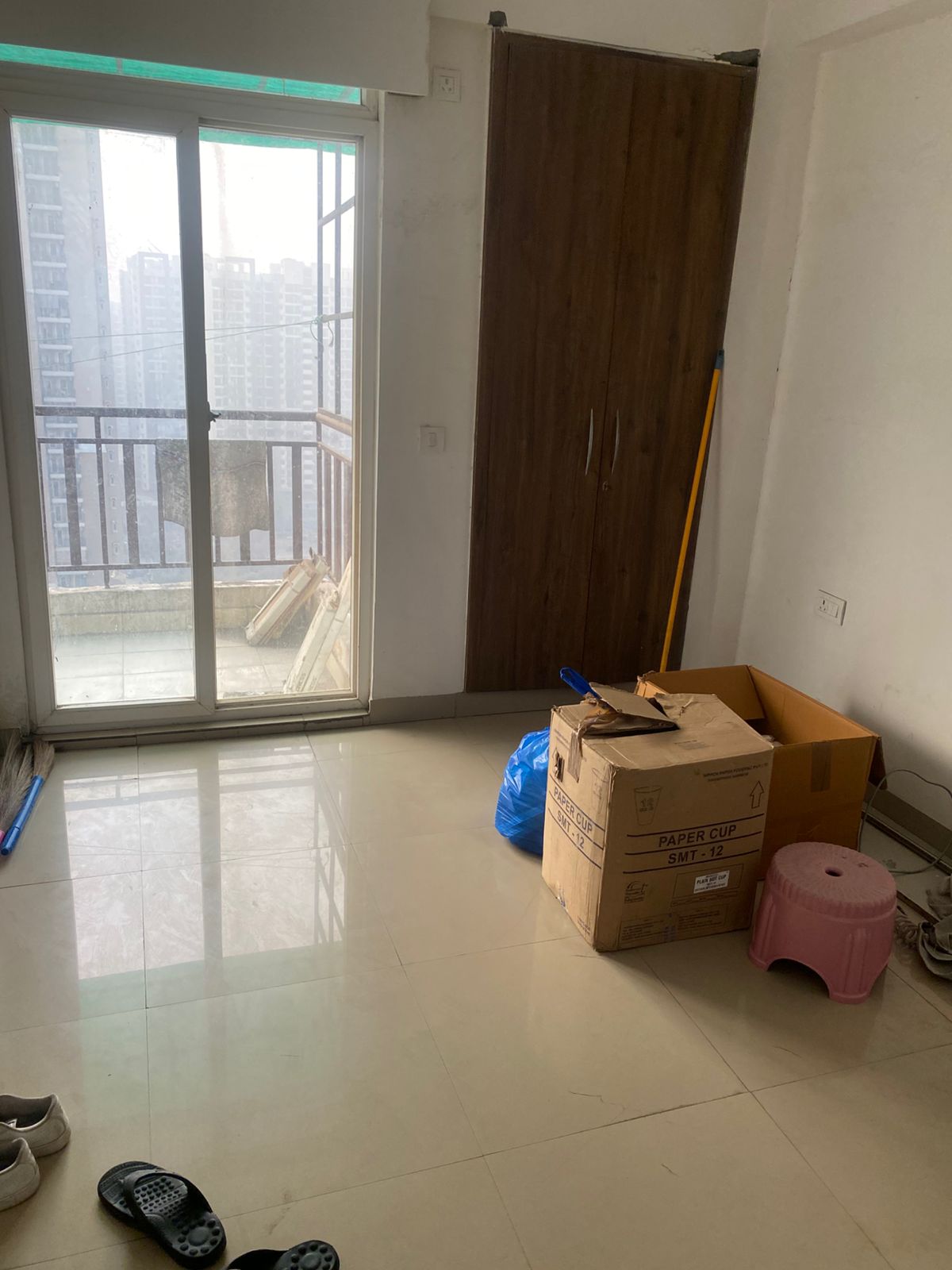 Aims Green Avenue : 3BHK Semi Furnished Flat For Rent in Sector 4, Noida Extension