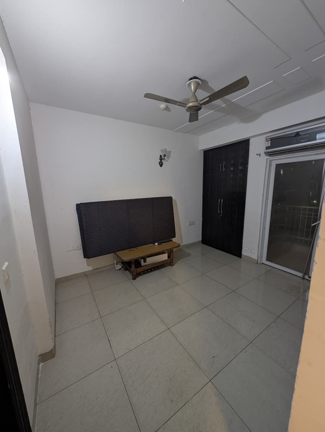 Ajnara Homes : 3 BHK Semi Furnished Flat for rent in Sector 16B, Noida Extension