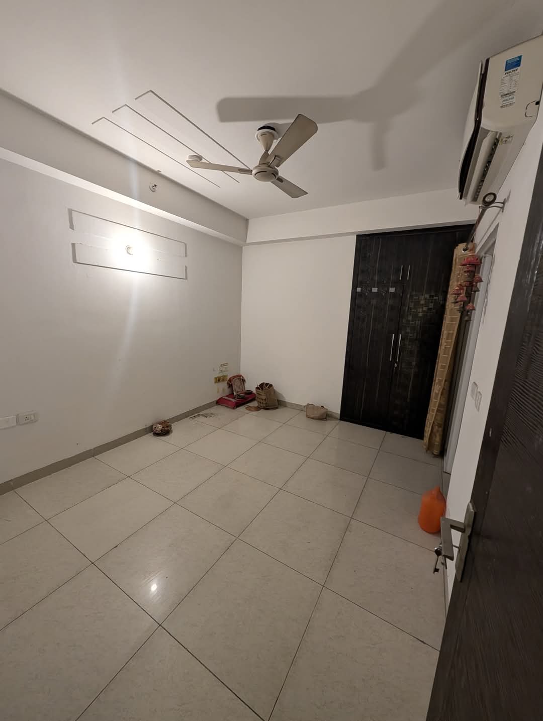 Ajnara Homes : 3 BHK Semi Furnished Flat for rent in Sector 16B, Noida Extension