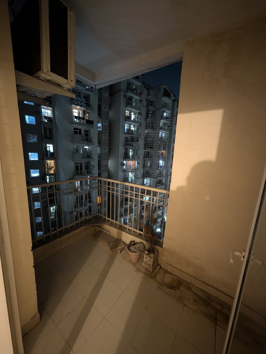 Ajnara Homes : 3 BHK Semi Furnished Flat for rent in Sector 16B, Noida Extension