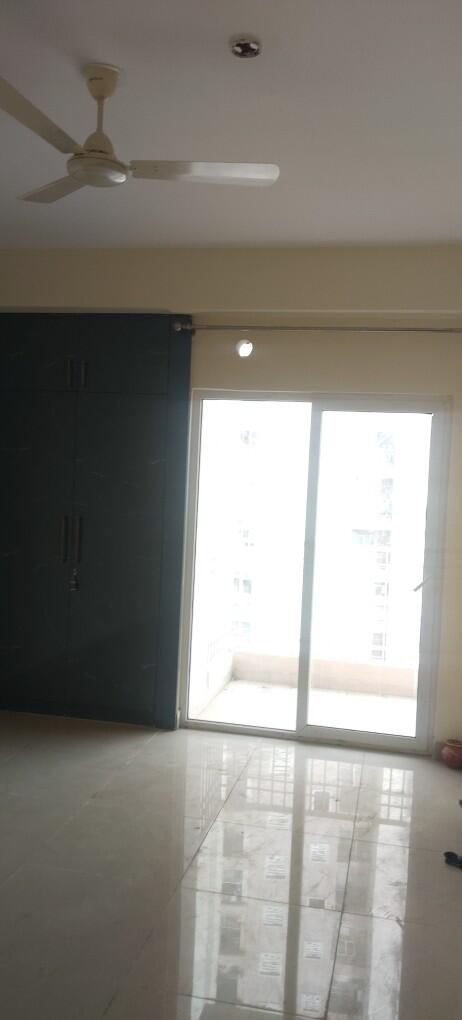 Ajnara homes 3BHK  Semi Furnished Flat Available  for Rent