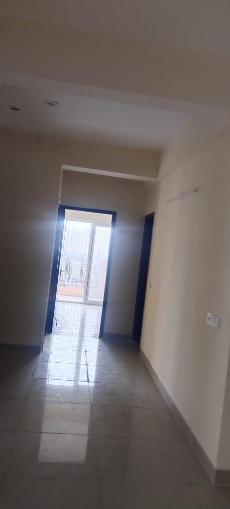 Ajnara homes 3BHK  Semi Furnished Flat Available  for Rent