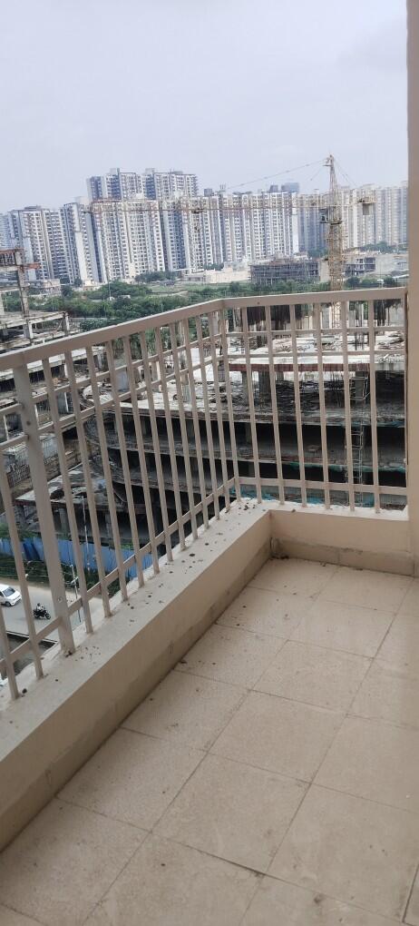 Ajnara homes 3BHK  Semi Furnished Flat Available  for Rent