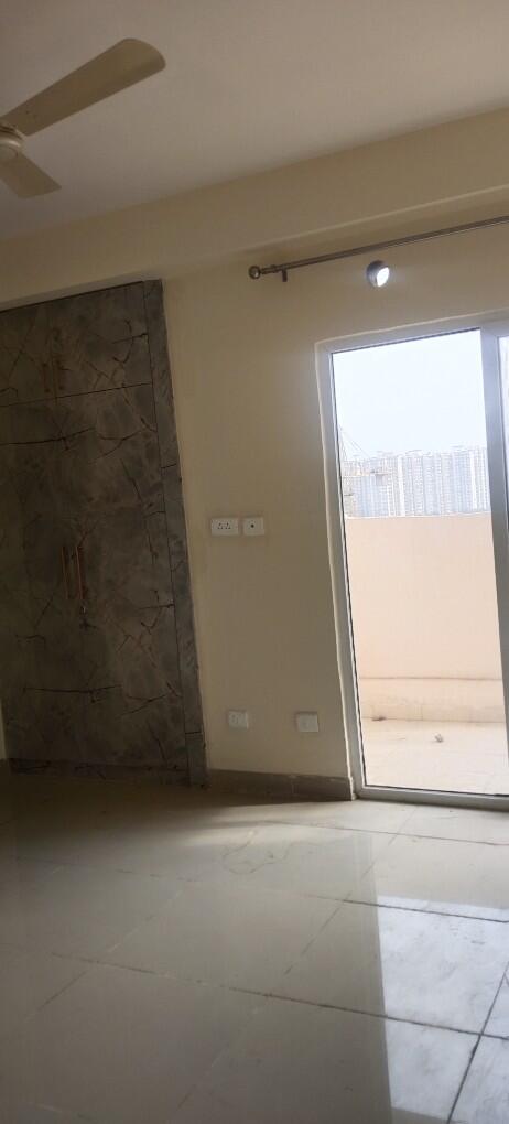 Ajnara homes 3BHK  Semi Furnished Flat Available  for Rent
