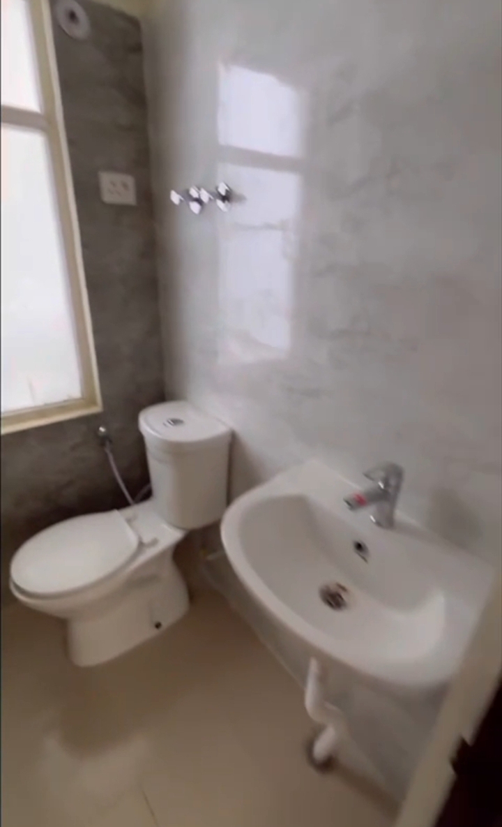Amrapali Dream Valley : 2 BHK + Study UnFurnished Flat For Sell in TechZone 4, Noida Extension