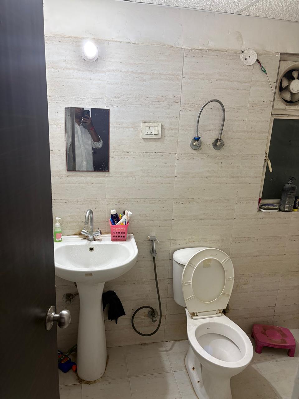 Amaatra Homes : 2 BHK Semi Furnished Flat For Sell in Sector 10, Noida Extension
