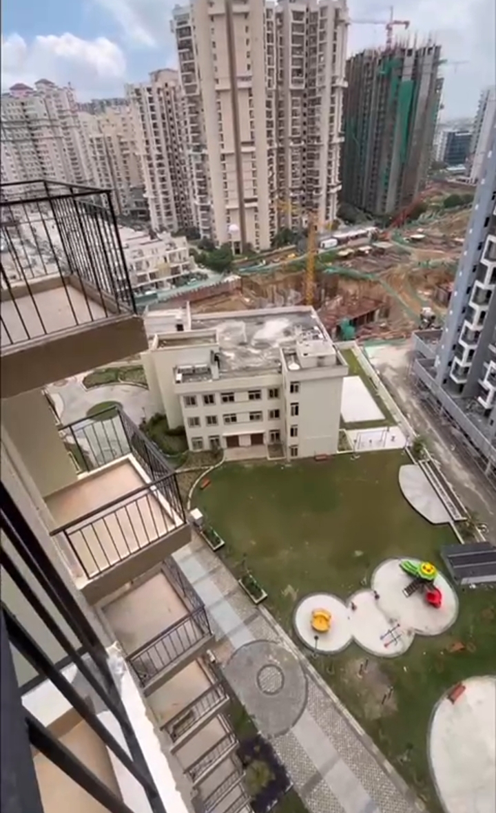 Amrapali Dream Valley : 2 BHK + Study UnFurnished Flat For Sell in TechZone 4, Noida Extension