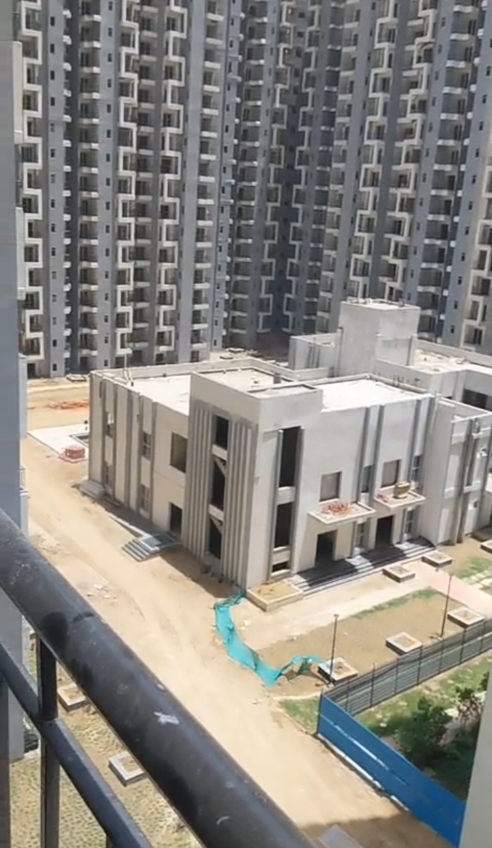 Amrapali Dream Valley : 3 BHK Semi Furnished Flat For Rent in TechZone 4, Noida Extension