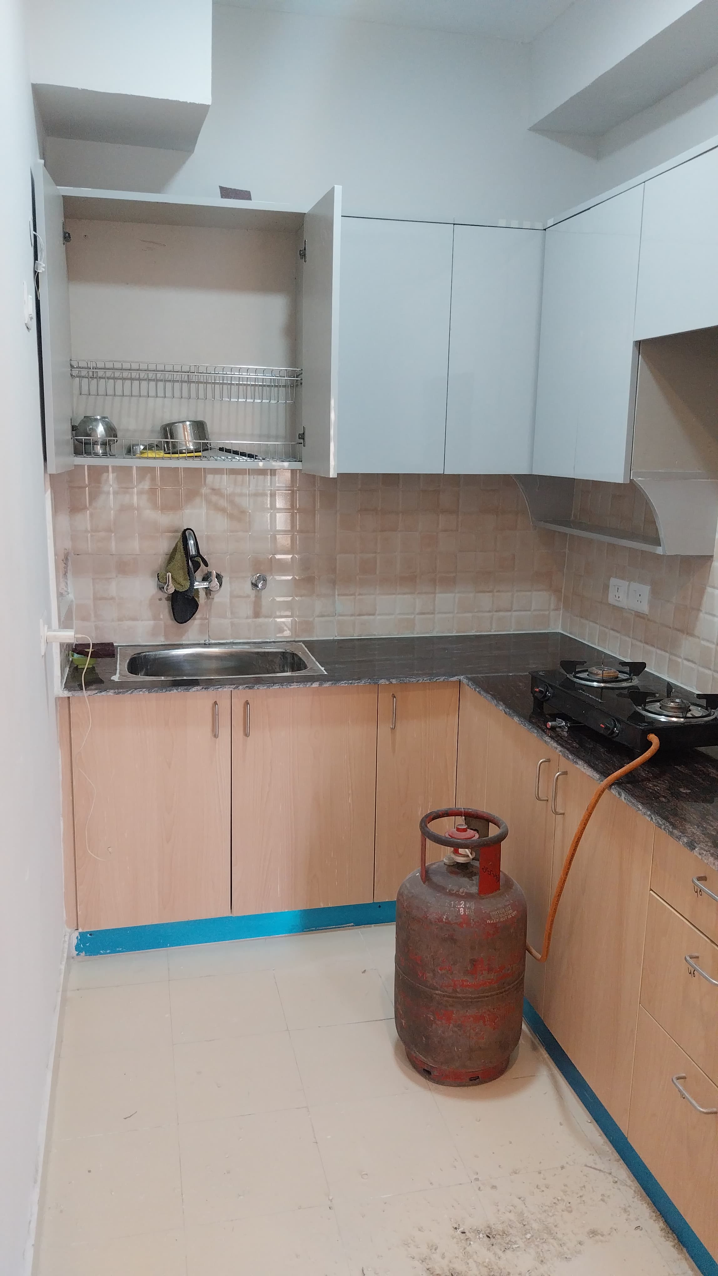Amrapali Dream Valley : 3 BHK Semi Furnished Flat For Rent in TechZone 4, Noida Extension
