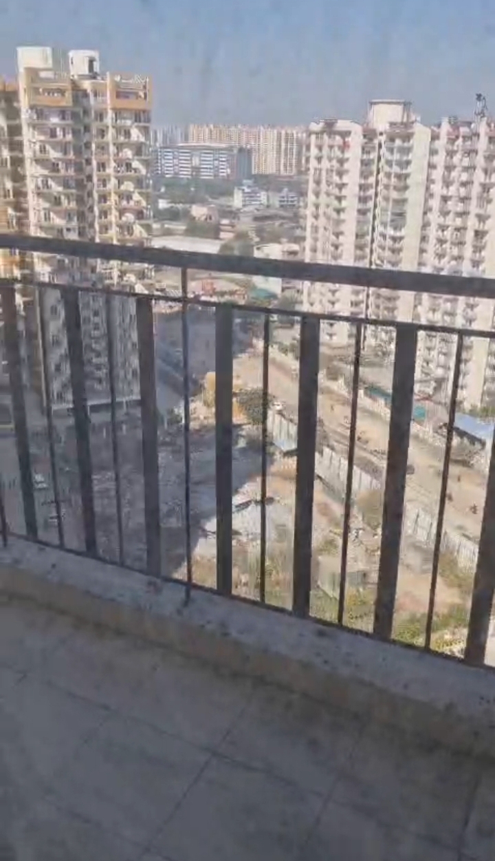Amrapali Centurian Park : 4 BHK Semi Furnished Flat For Sell in TechZone 4, Noida Extension 