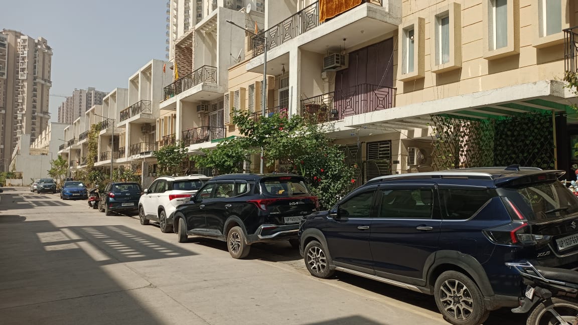 Amrapali Dream Valley : 1 Bed in Pre Occupied Fully Furnished House For Rent in TechZone 4, Noida Extension 