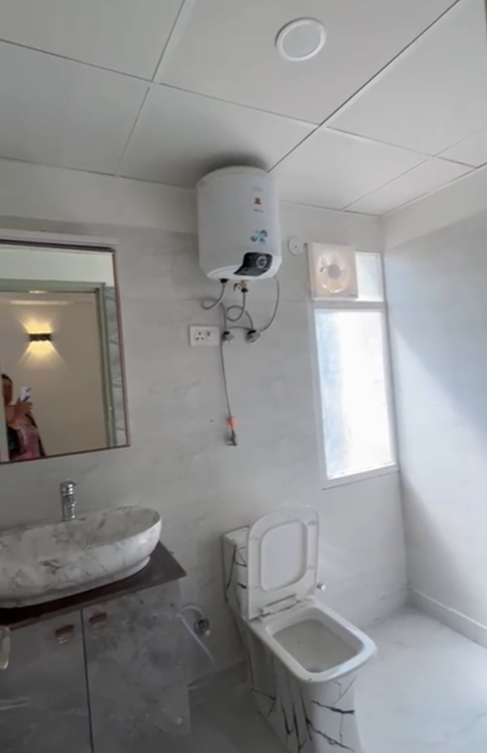 Amrapali Dream Valley : 2 BHK Fully Furnished Flat For Sell in TechZone 4, Noida Extension