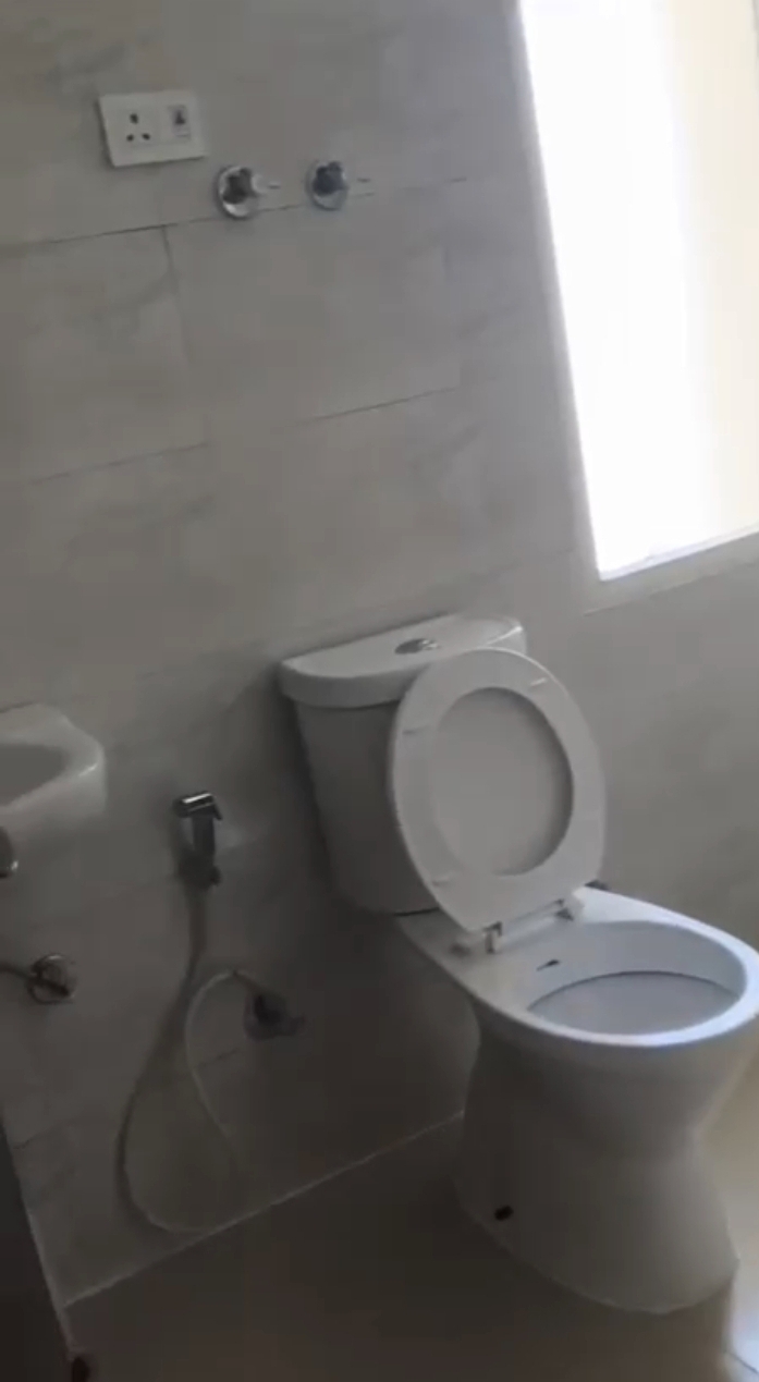 Amrapali Dream Valley : 2 BHK UnFurnished Flat For Sell in TechZone 4, Noida Extension