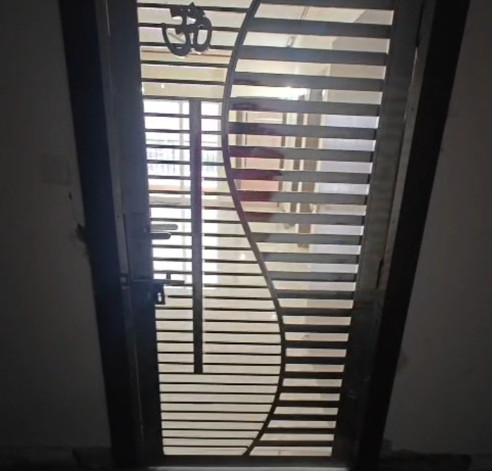 Amrapali Dream Valley : 3 BHK Semi Furnished Flat For Rent in TechZone 4, Noida Extension