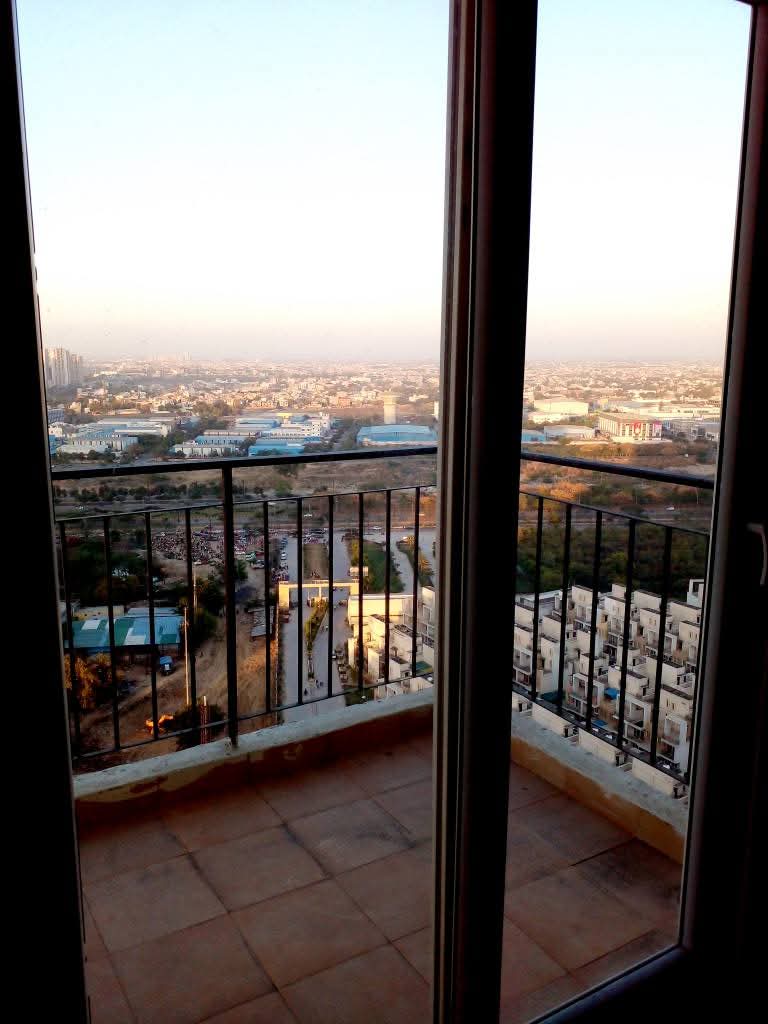 Amrapali Dream Valley : 3 BHK Semi Furnished Flat for rent in TechZone 4, Noida Extension