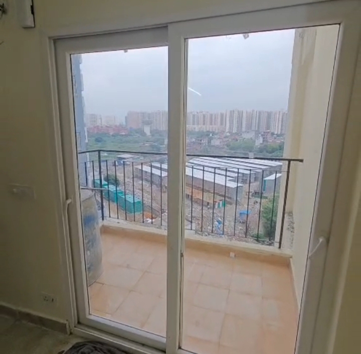 Amrapali Dream Valley : 3 BHK Semi Furnished Flat For Rent in TechZone 4, Noida Extension