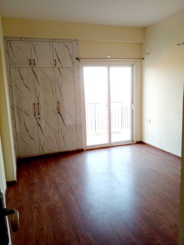 Amrapali Dream Valley : 3 BHK Semi Furnished Flat for rent in TechZone 4, Noida Extension