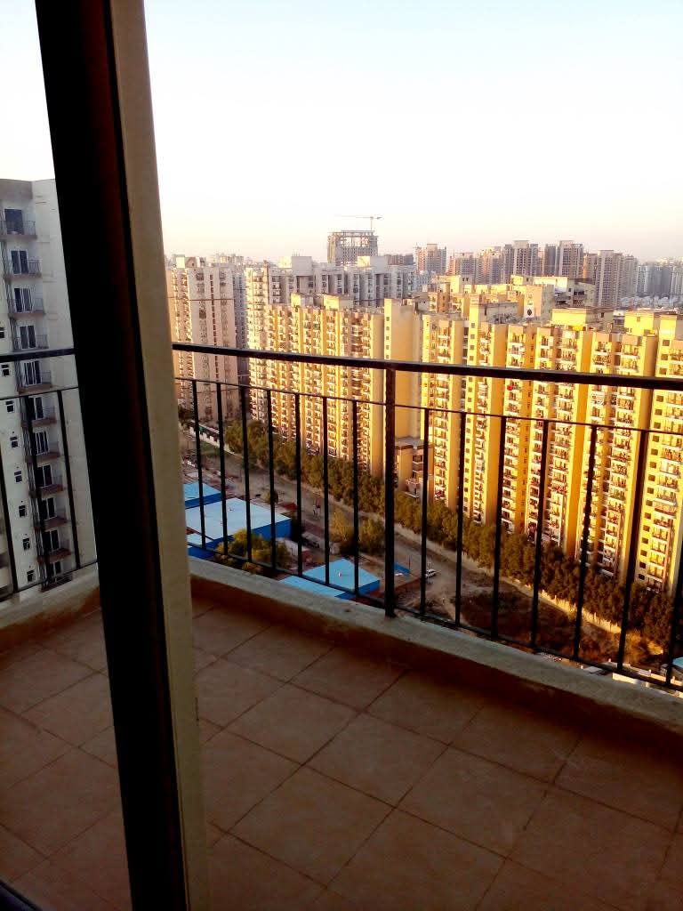 Amrapali Dream Valley : 3 BHK Semi Furnished Flat for rent in TechZone 4, Noida Extension