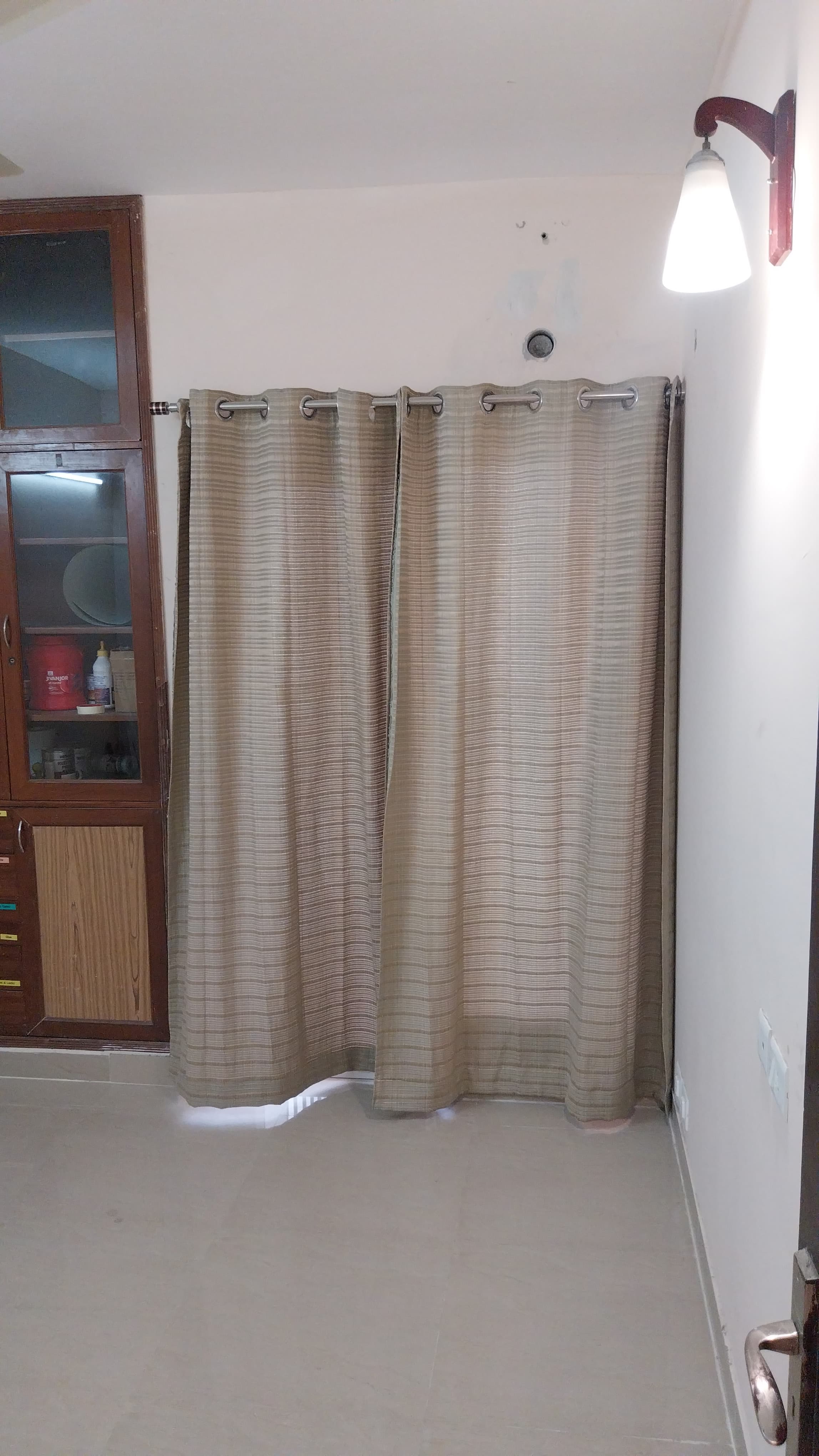 Amrapali Dream Valley : 3 BHK Semi Furnished Flat For Rent in TechZone 4, Noida Extension