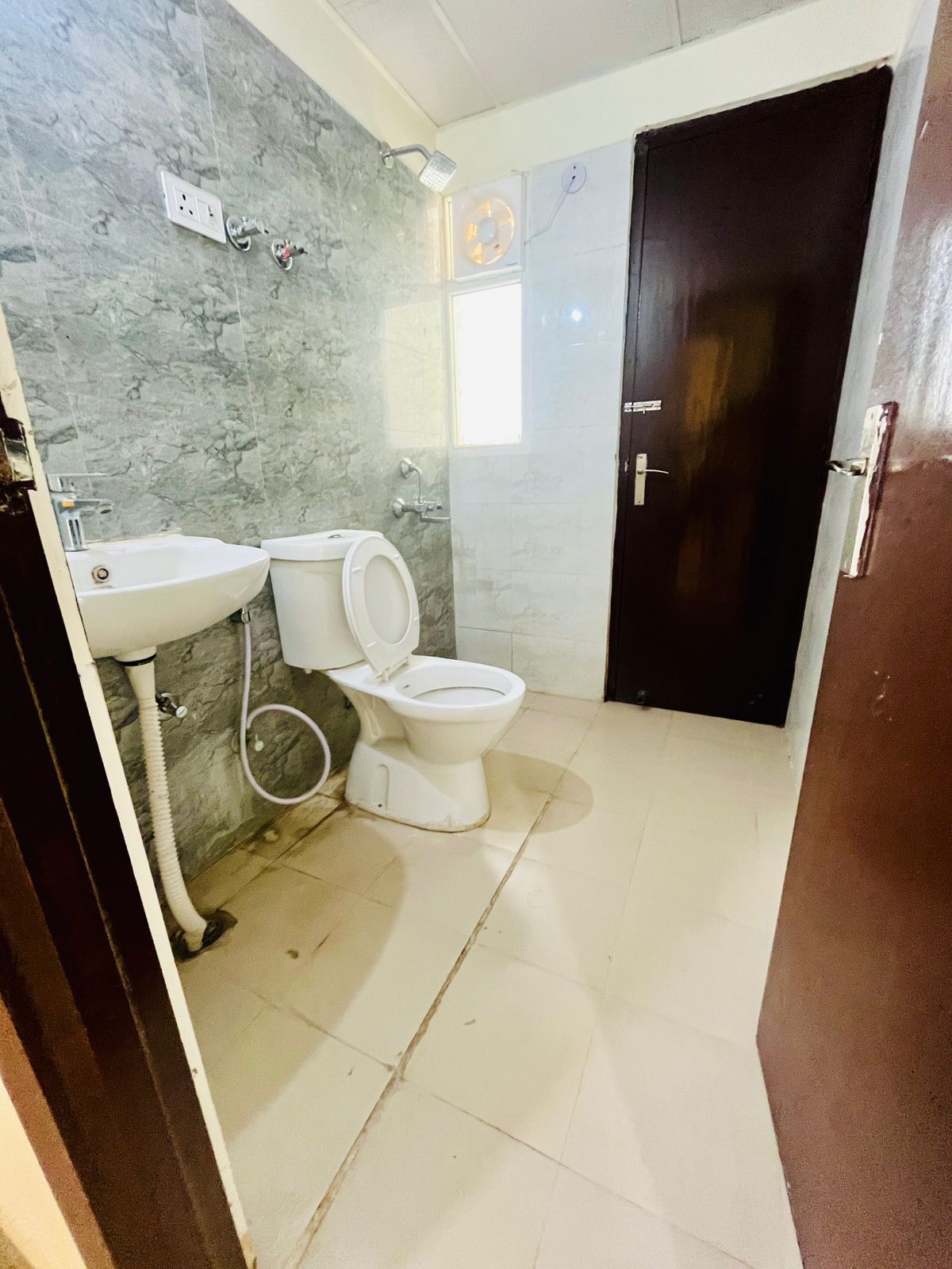 Amrapali Dream Valley : 3BHK UnFurnished Flat For Rent in TechZone 4, Noida Extension