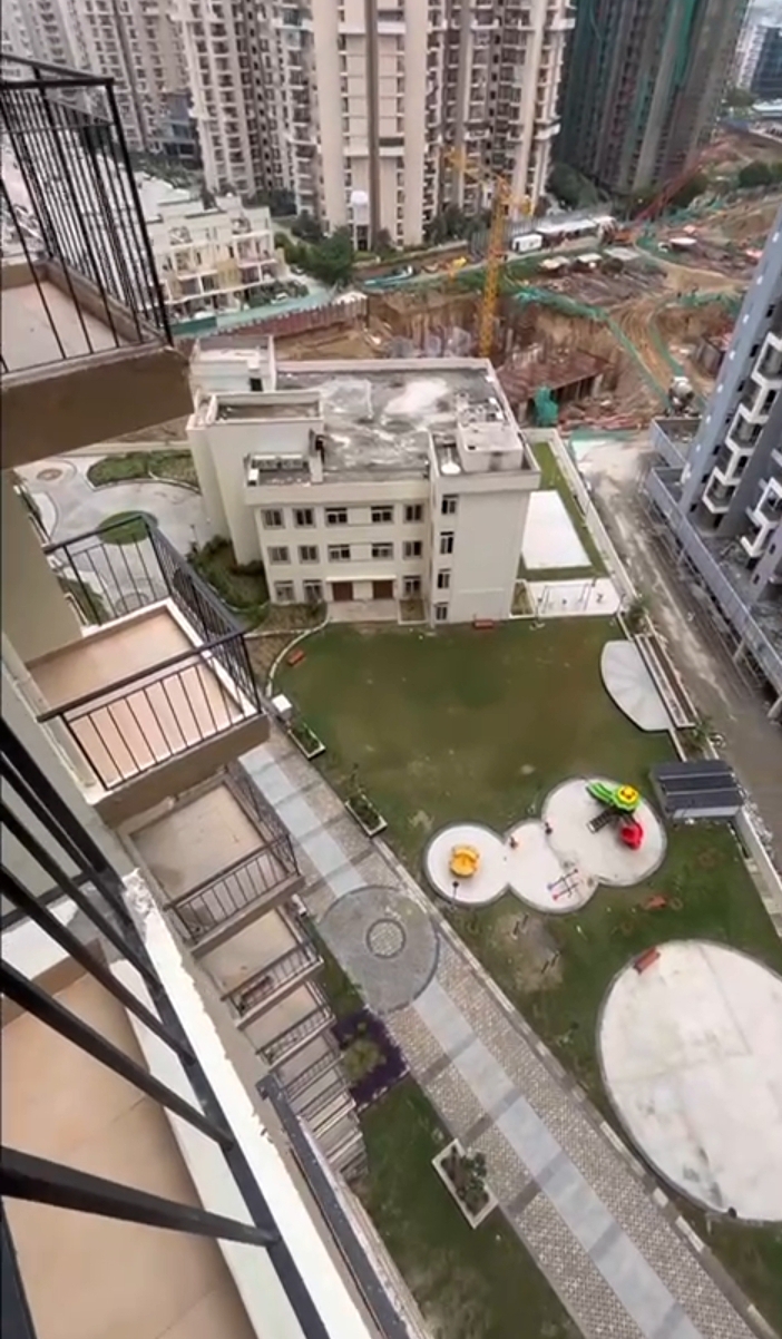Amrapali Enchante : 2 BHK UnFurnished Flat For Sell in TechZone 4, Noida Extension