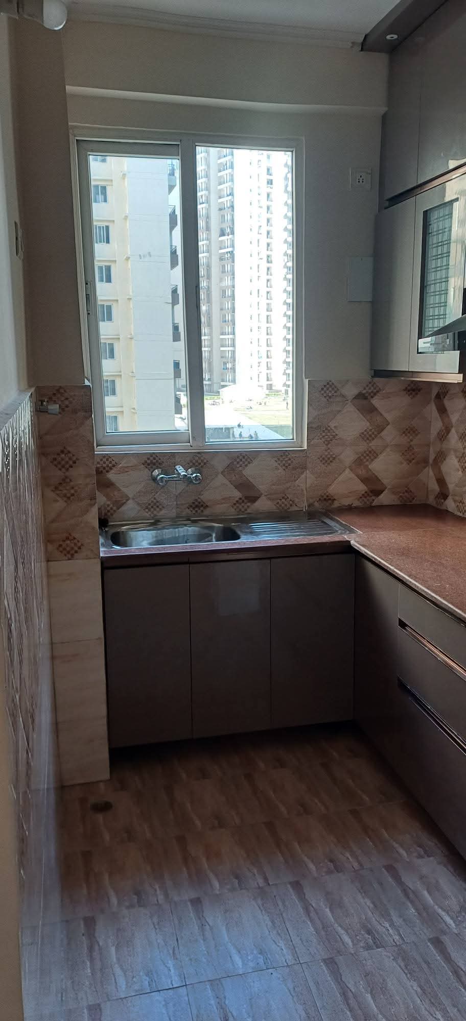 Amrapali Golf Homes : 2 + 1 BHK Semi Furnished Flat for rent in Sector 4, Noida Extension