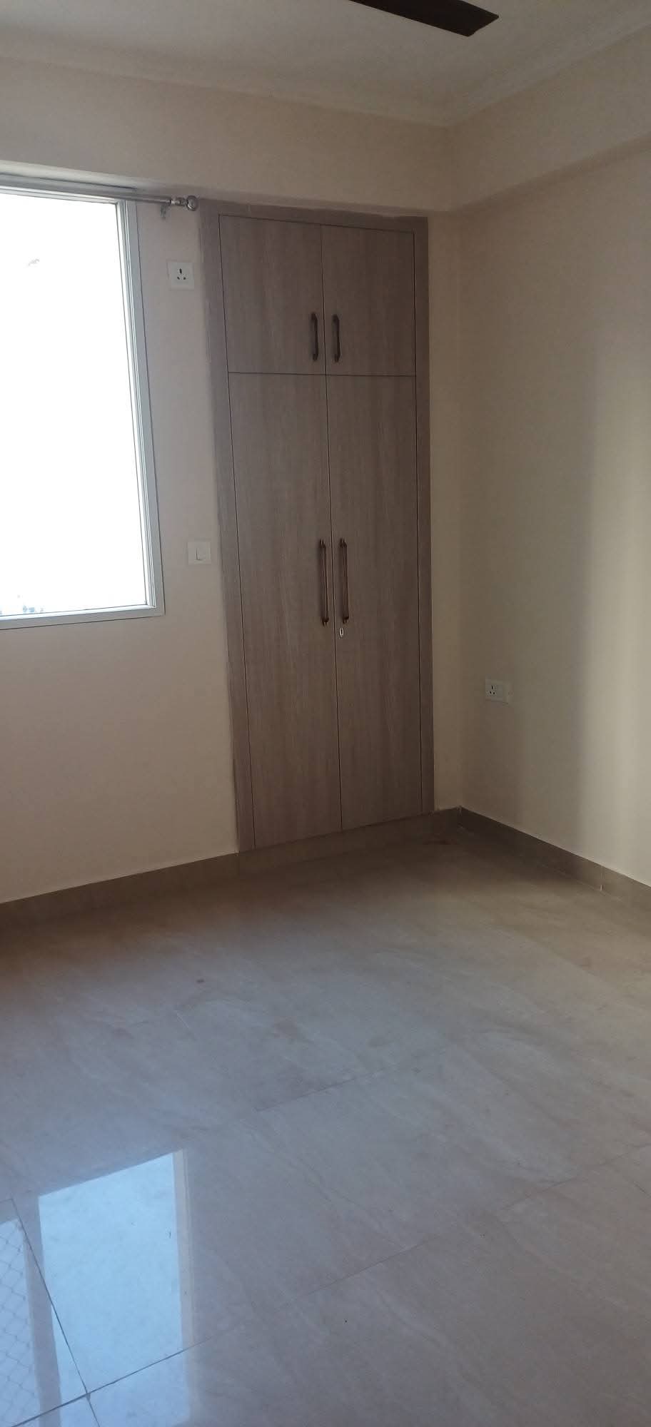 Amrapali Golf Homes : 2 + 1 BHK Semi Furnished Flat for rent in Sector 4, Noida Extension