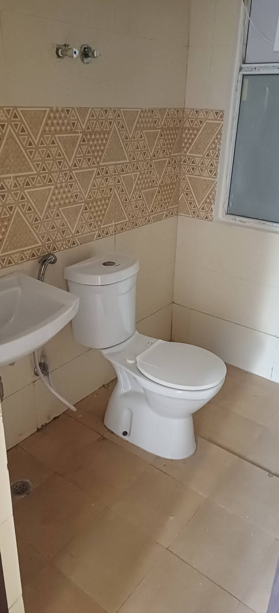 Amrapali Golf Homes : 2 + 1 BHK Semi Furnished Flat for rent in Sector 4, Noida Extension